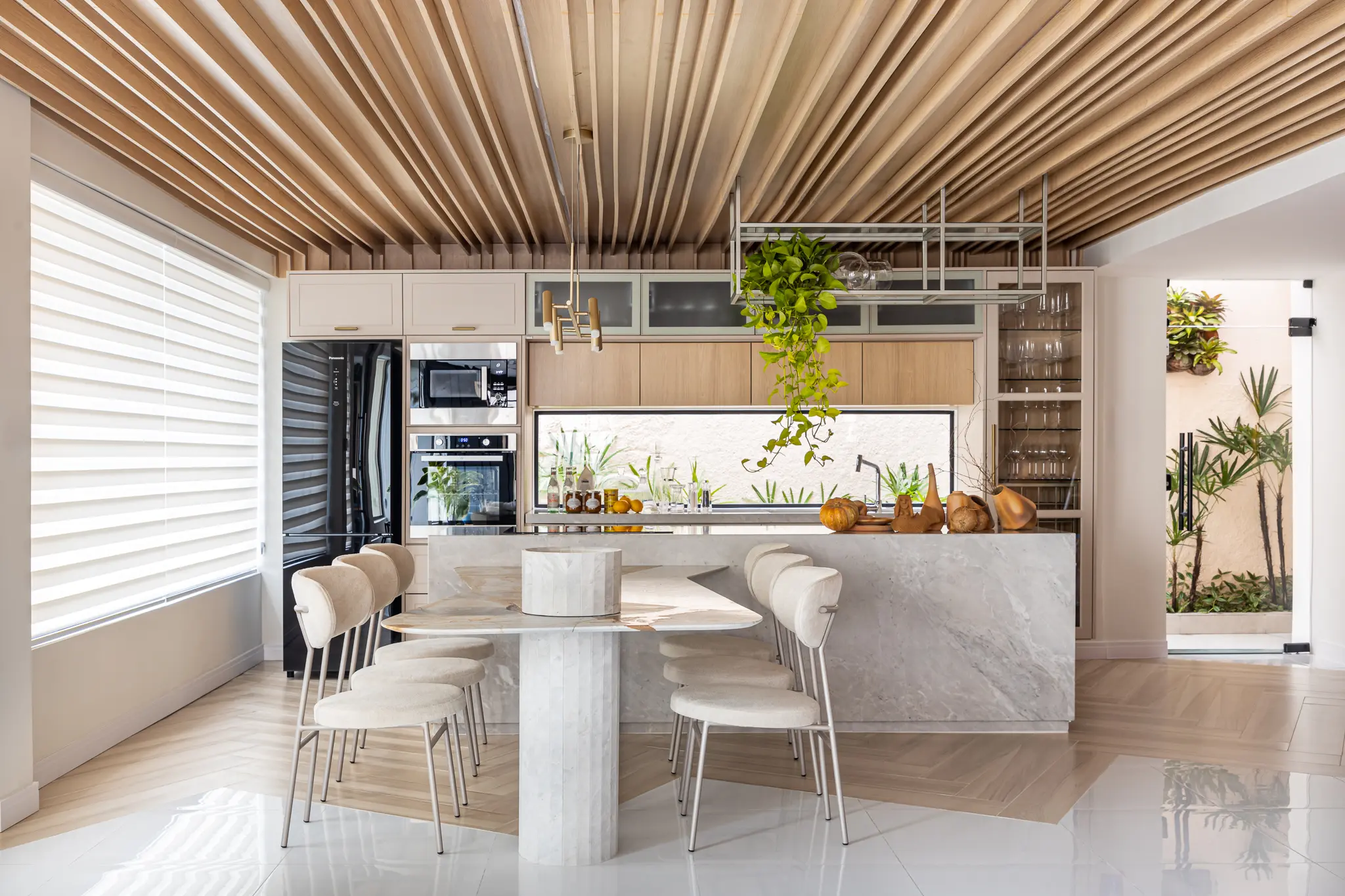 Cozinha planejada com acabamentos em madeira